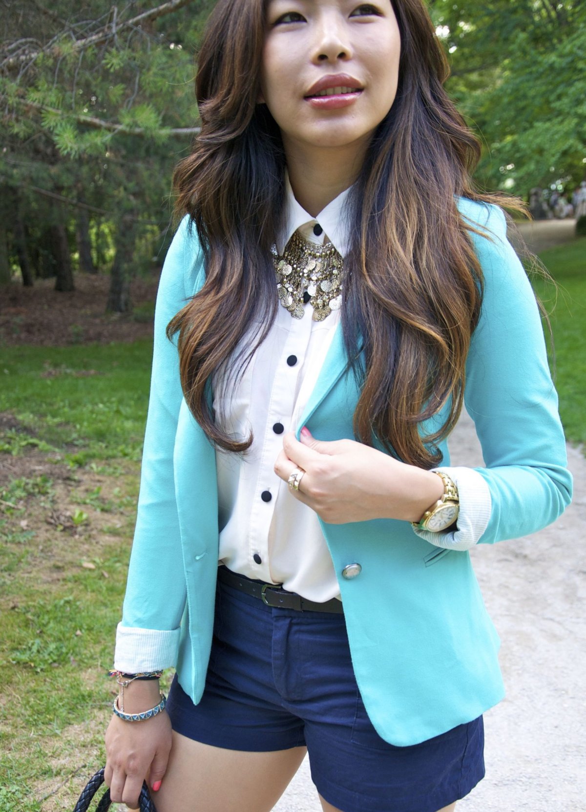 Джинсы с розовыми туфлями