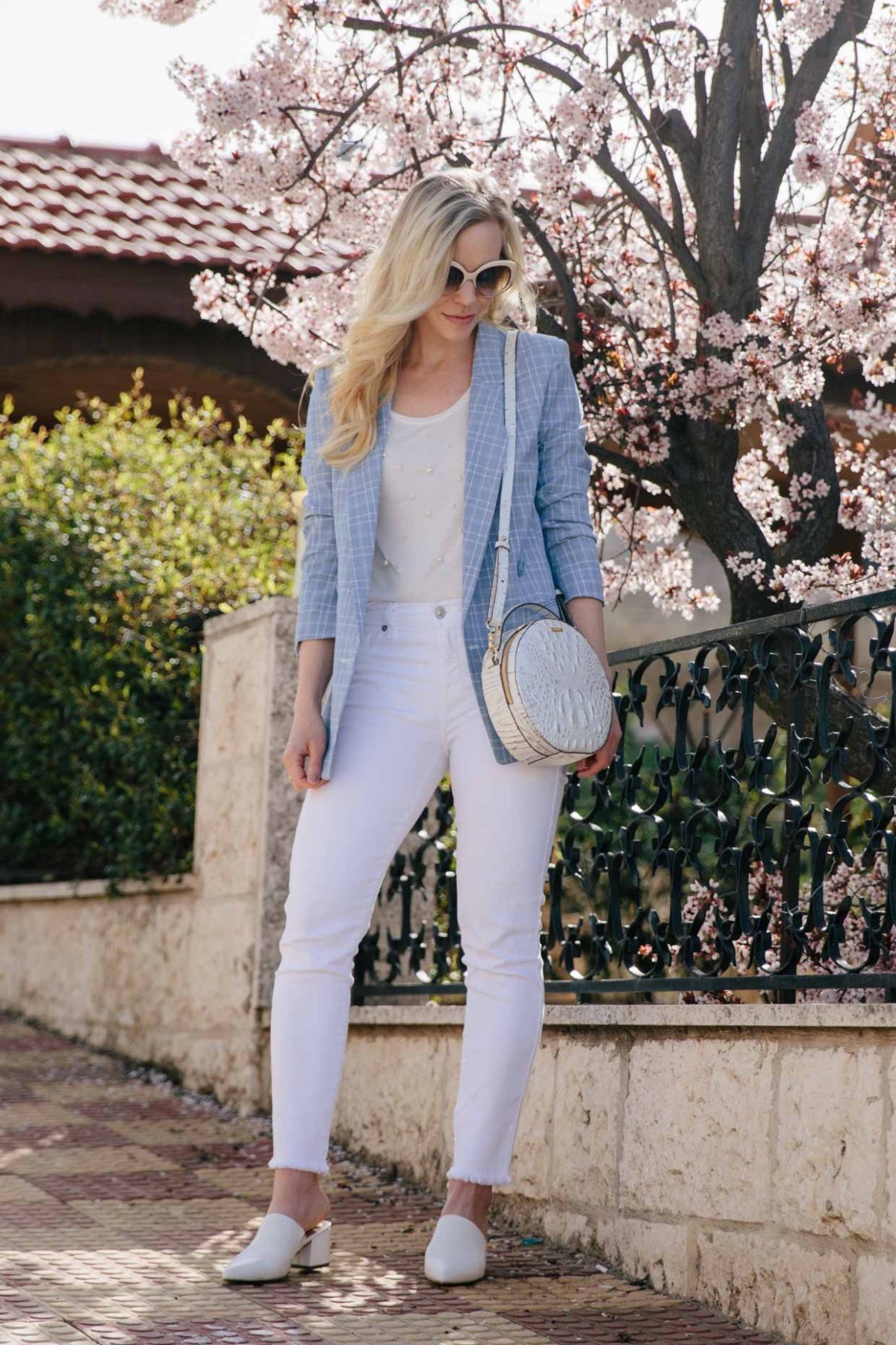 Белые брюки синие туфли