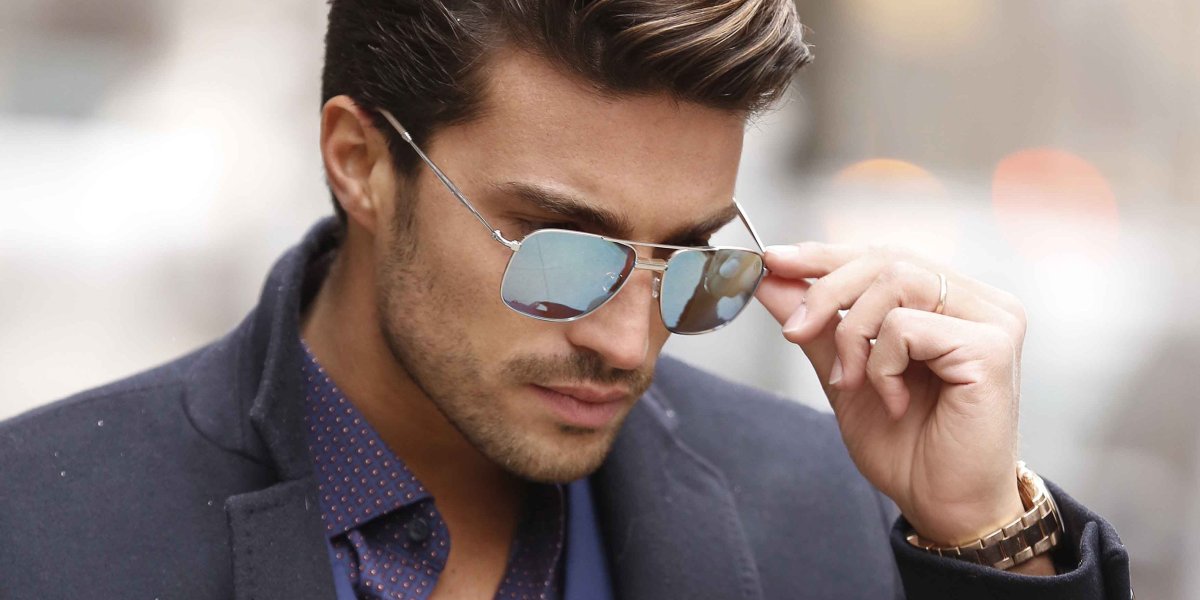 Парень в очках от солнца