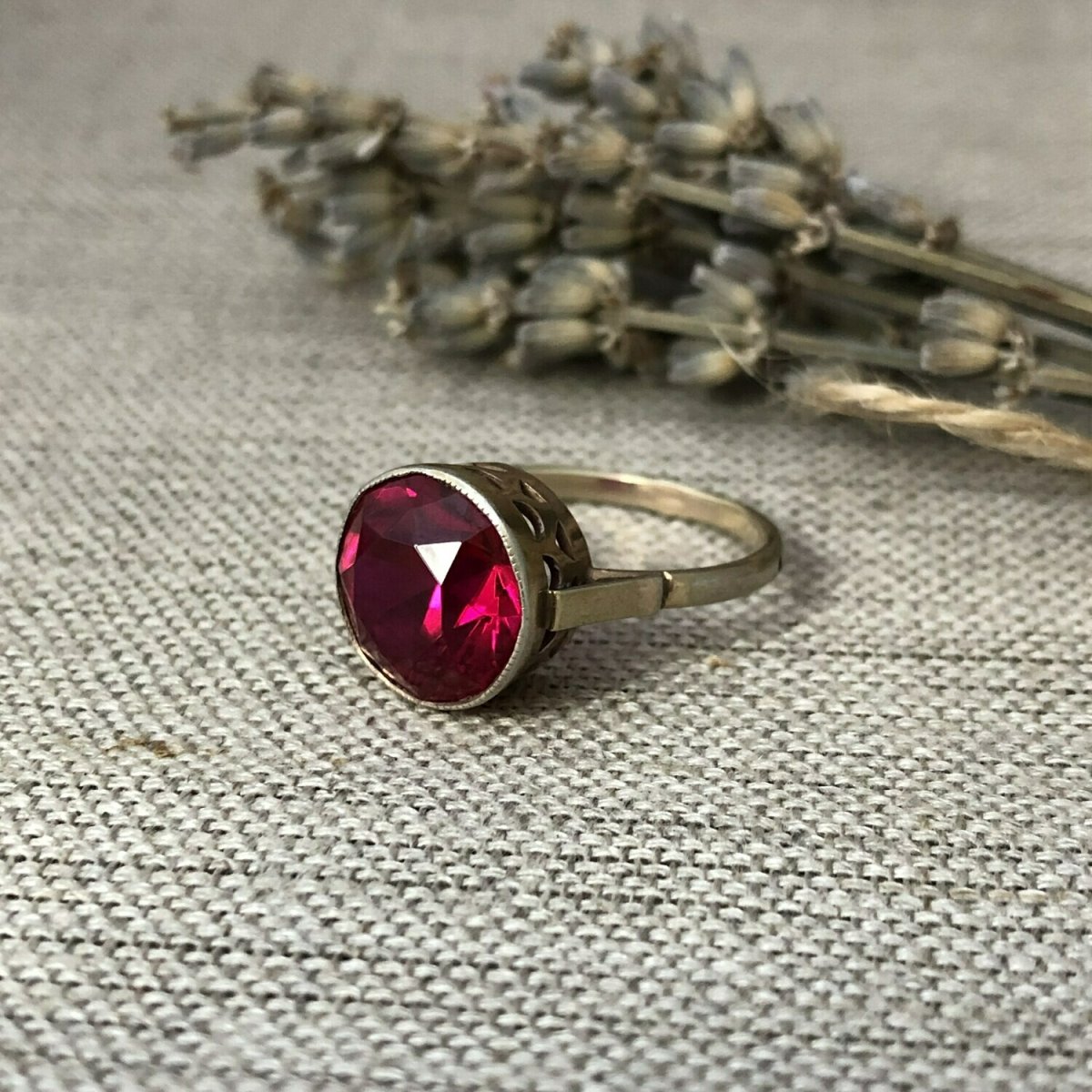 Перстень с корундом серебро 875