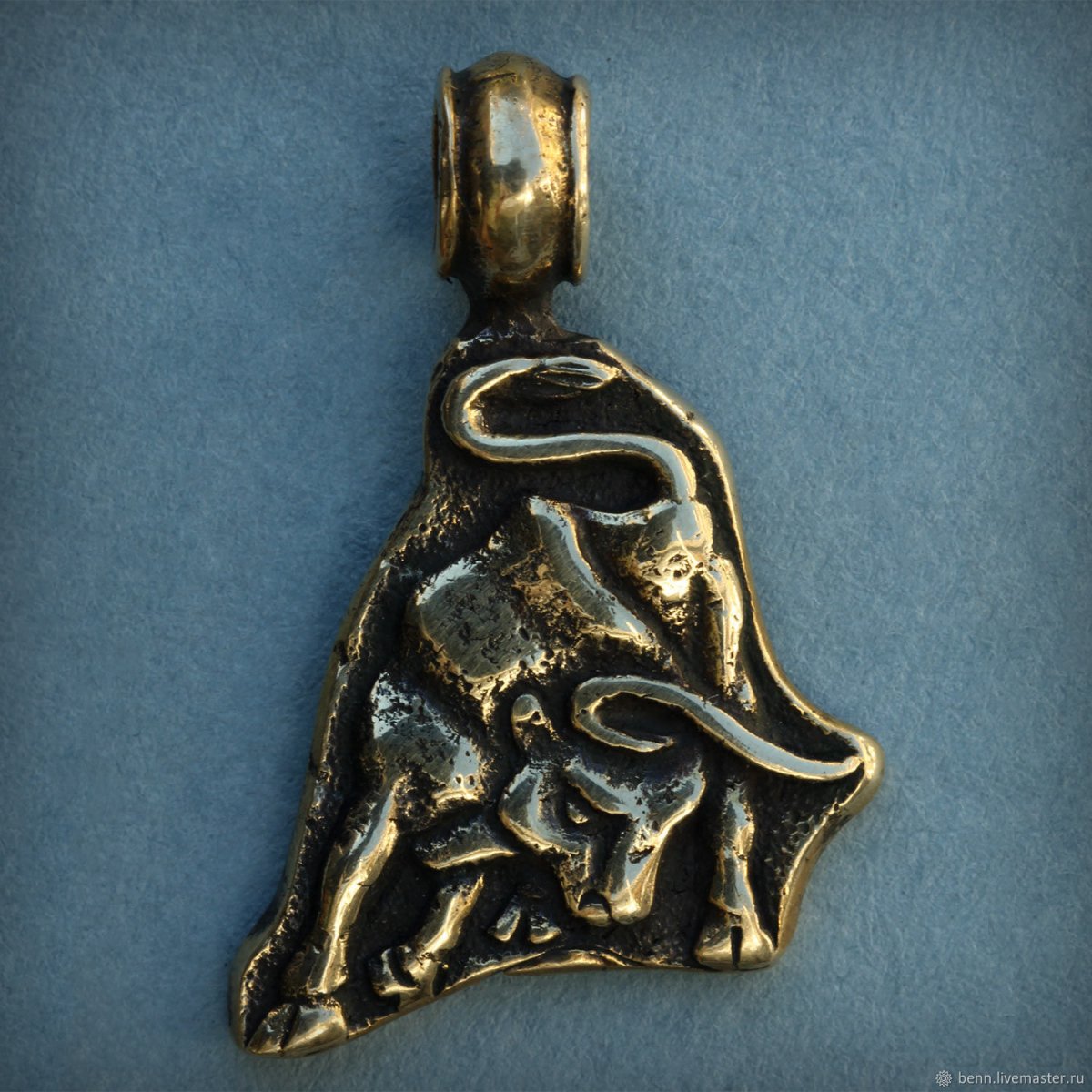 Кулон быка из золота