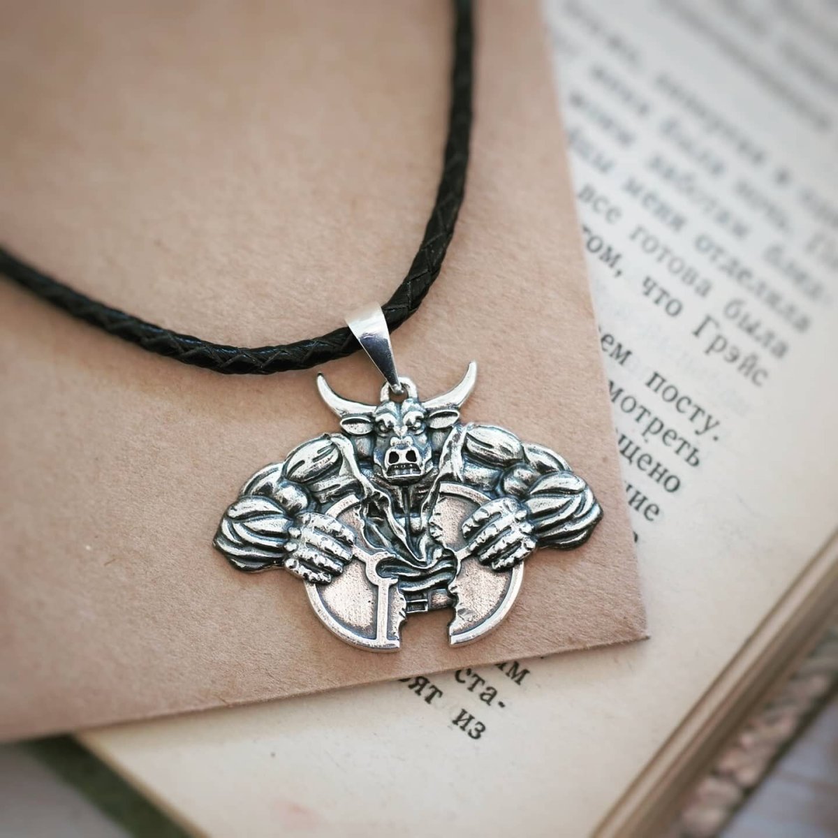 Украшения с быком