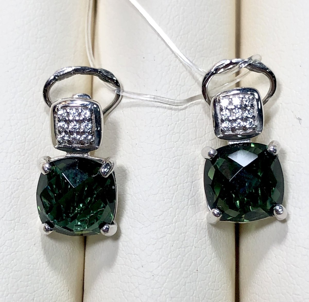 Украшения с зелеными камнями