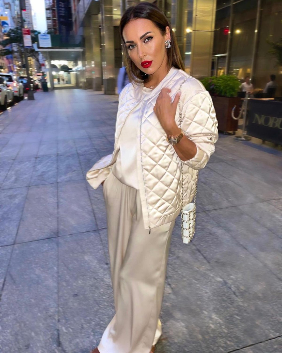 Оверсайз певица