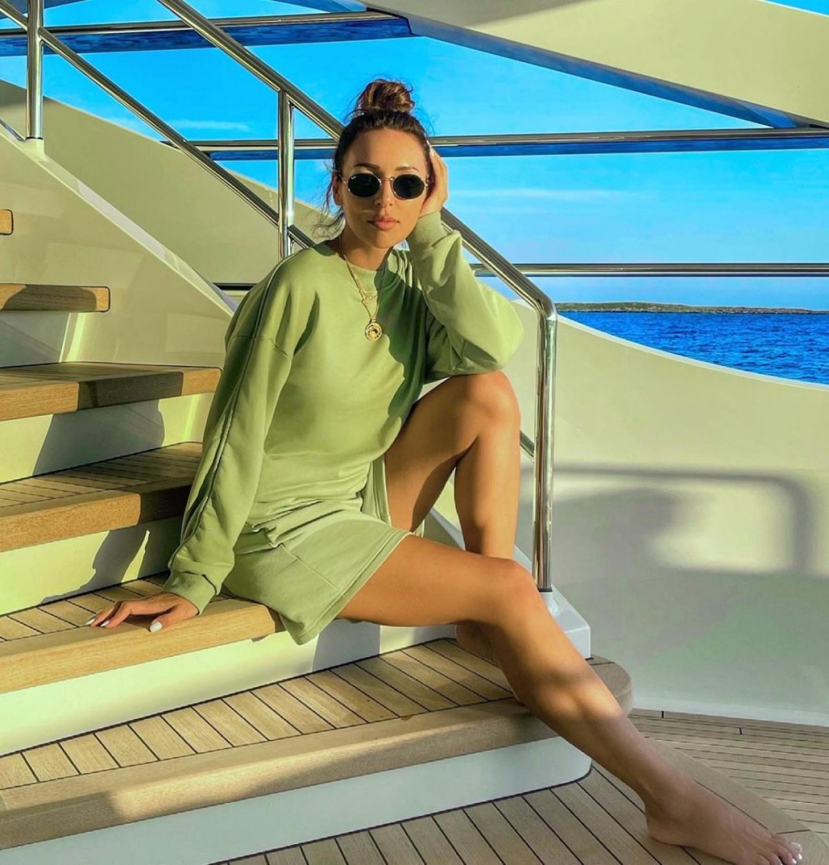 Певица Алсу в мини