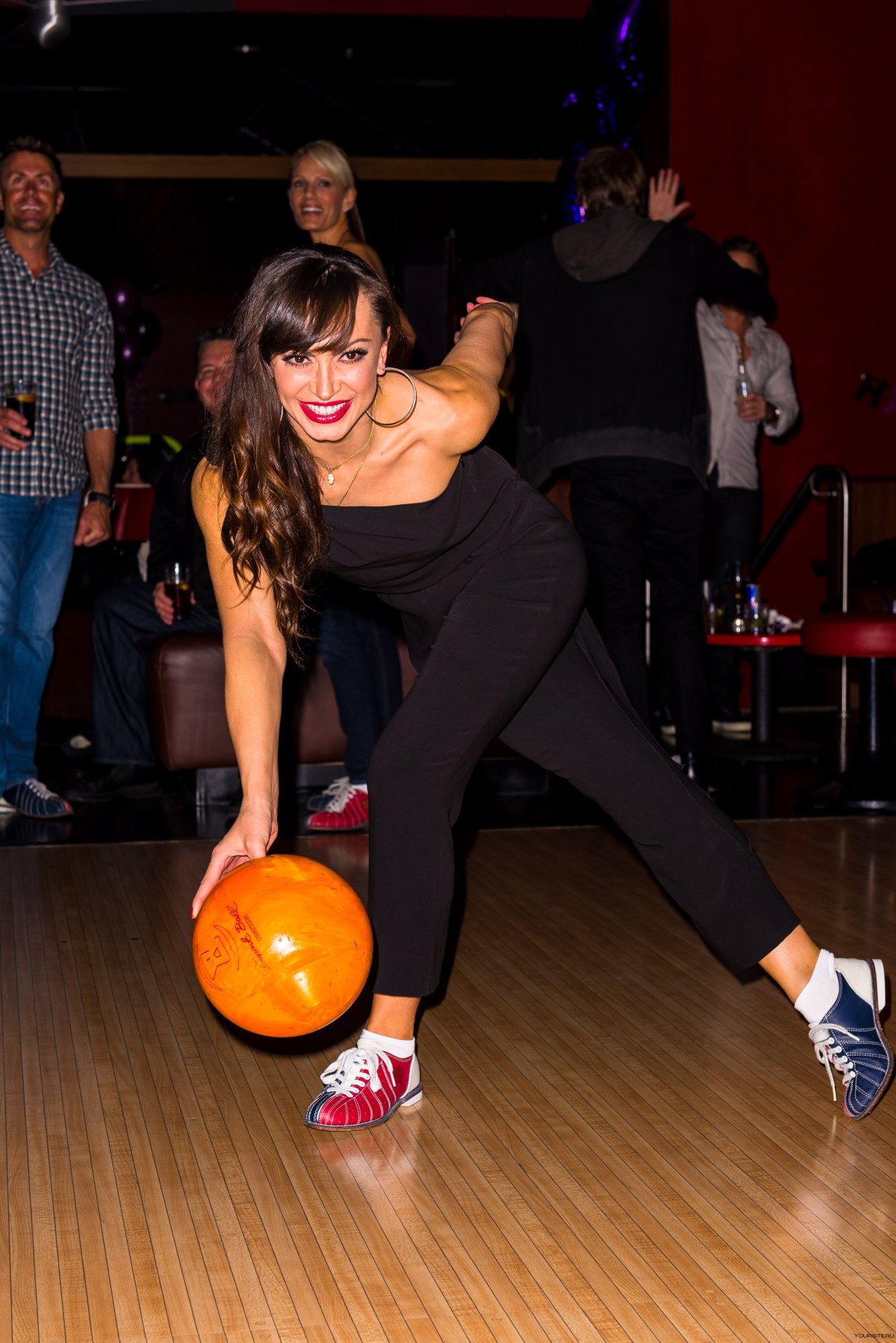 Девушка в боулинге