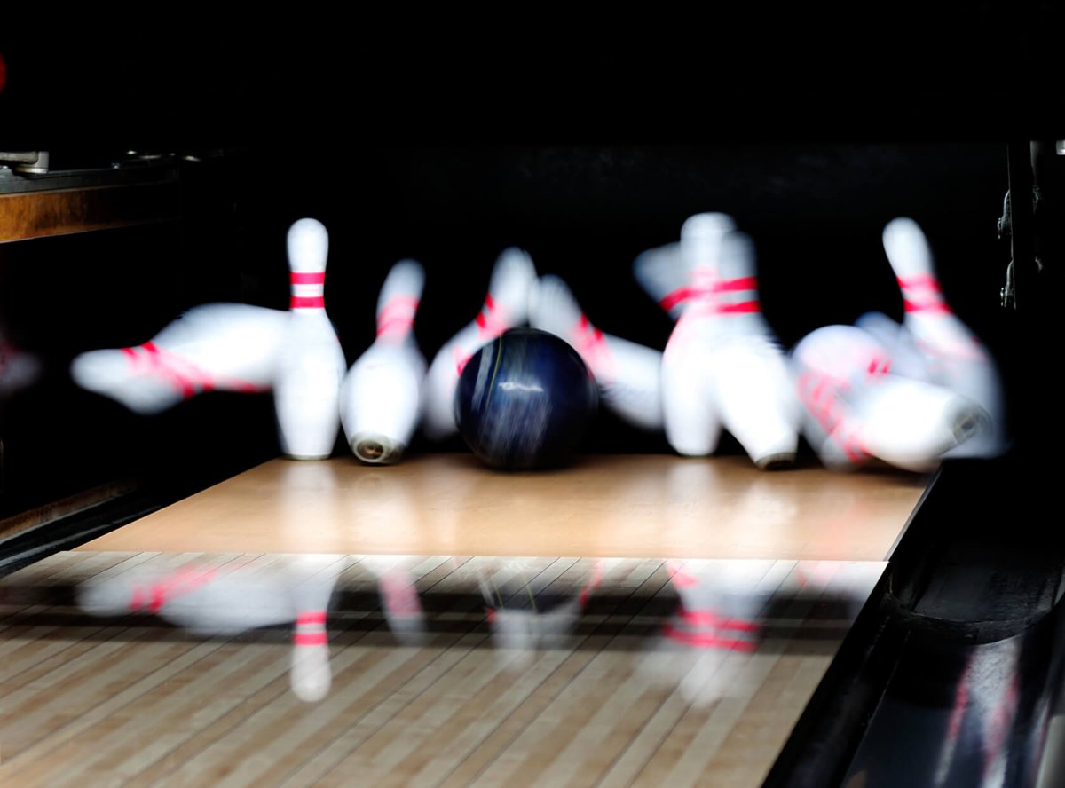 Страйк боулинг надпись