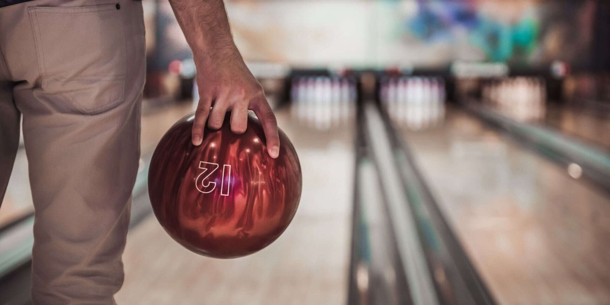Человек с шаром для боулинга