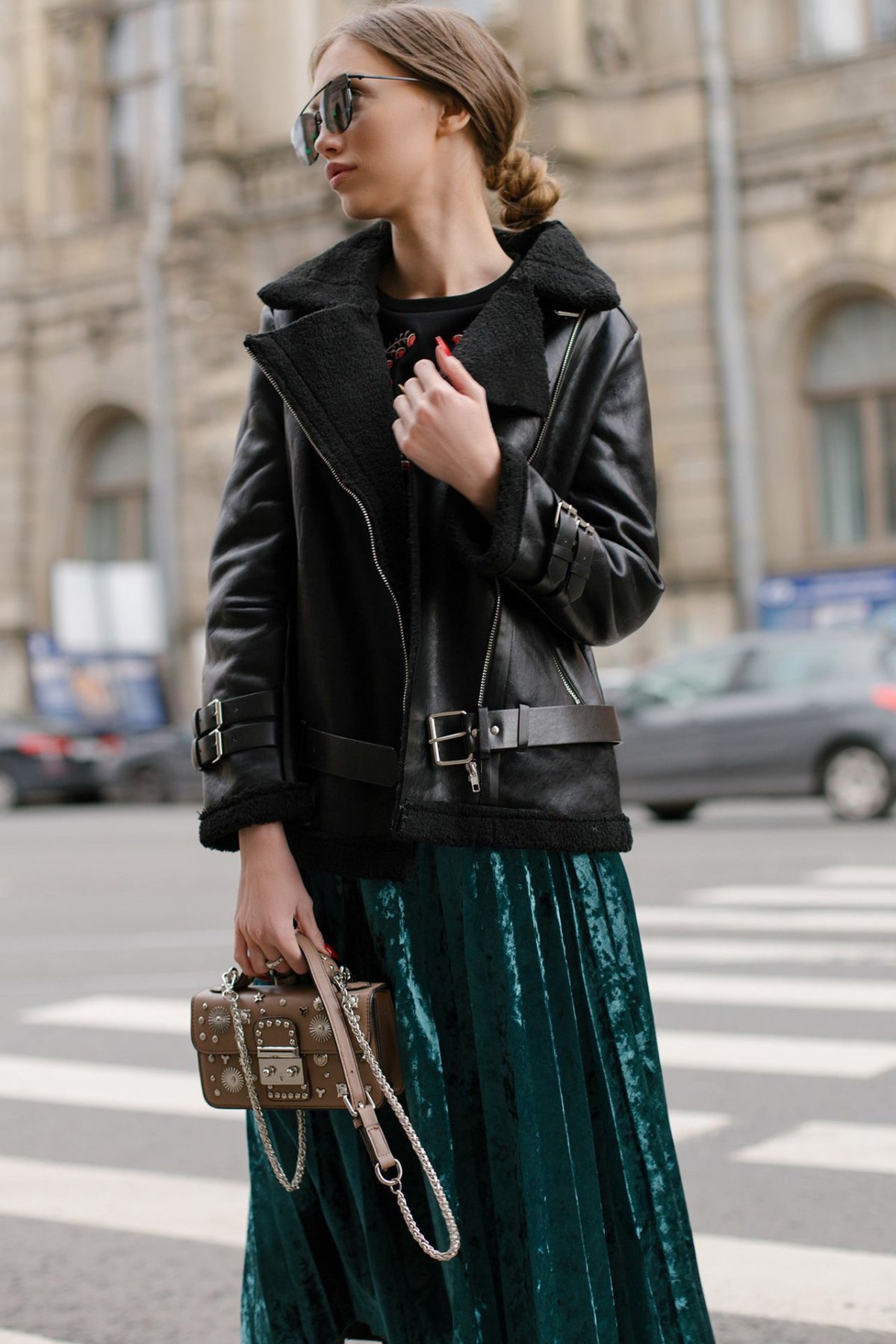 Шапка с кожаной курткой