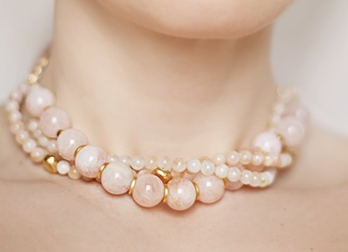 Бусы из жемчуга с камнями