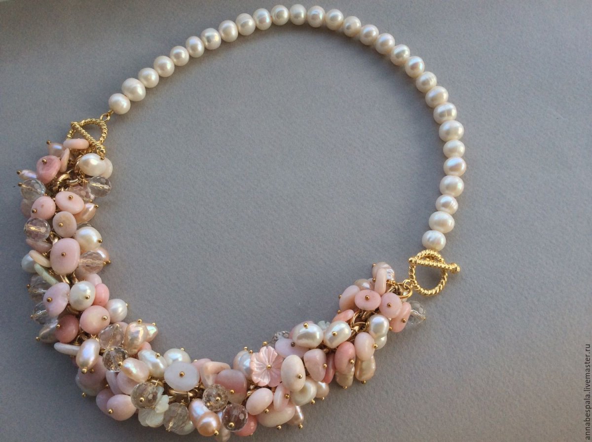 Колье из крошки перламутра