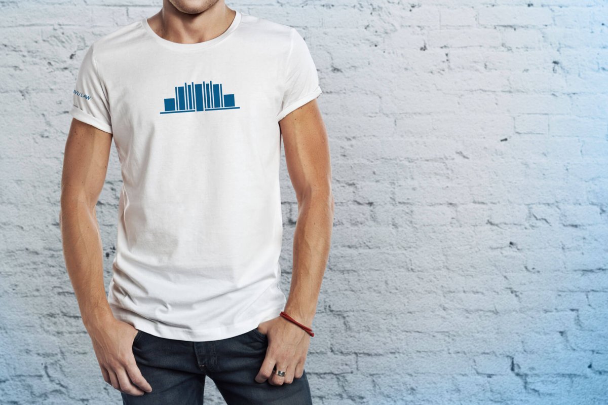 Парень в белой футболке