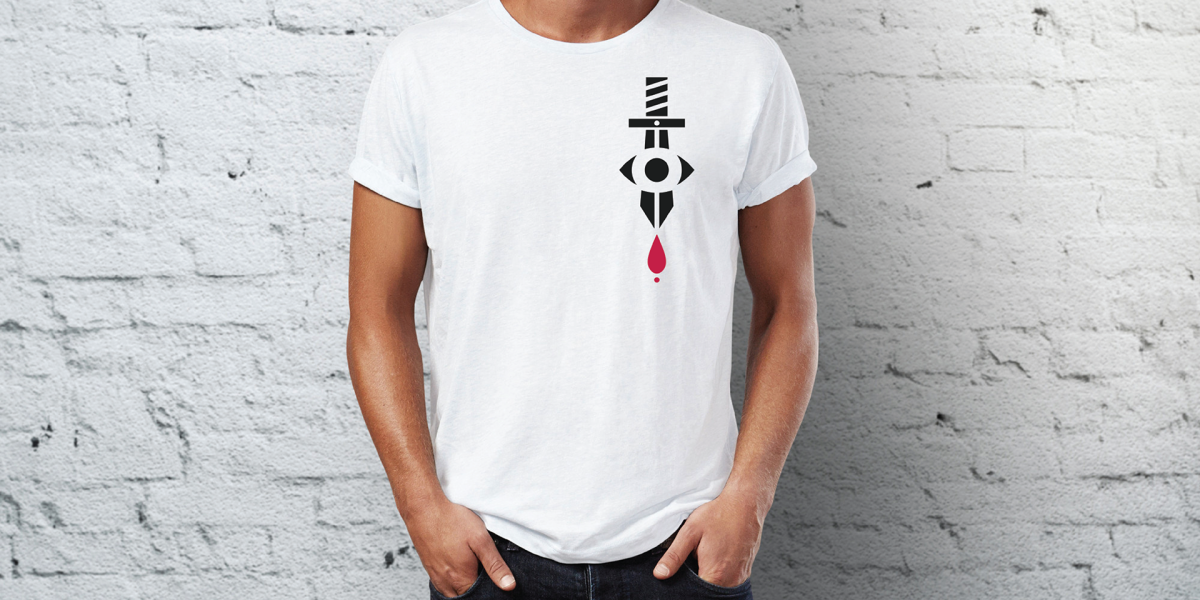 Мужчина на фоне кирпичной стены