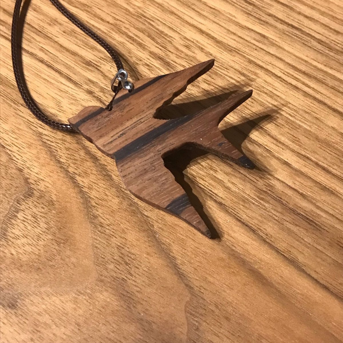 Серебряное колье с подвеской ласточкой