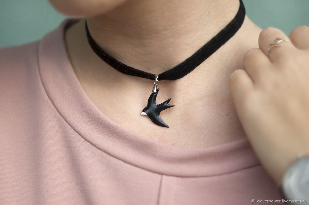 Кулон в виде ласточки