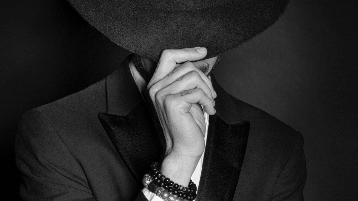 Мужчина в костюме и шляпе