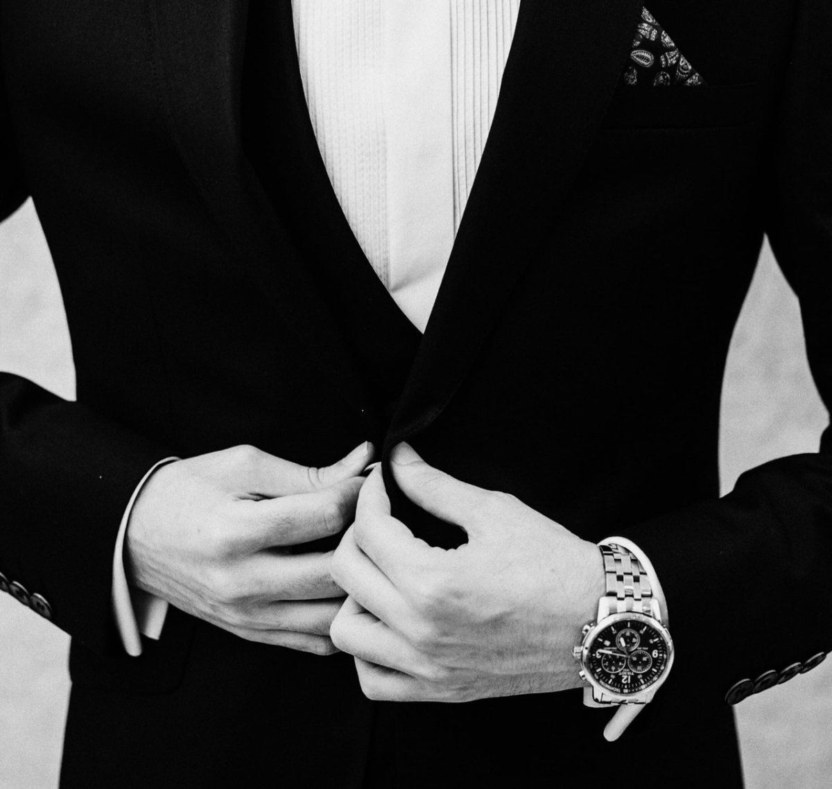 Мужчина в черном костюме без лица