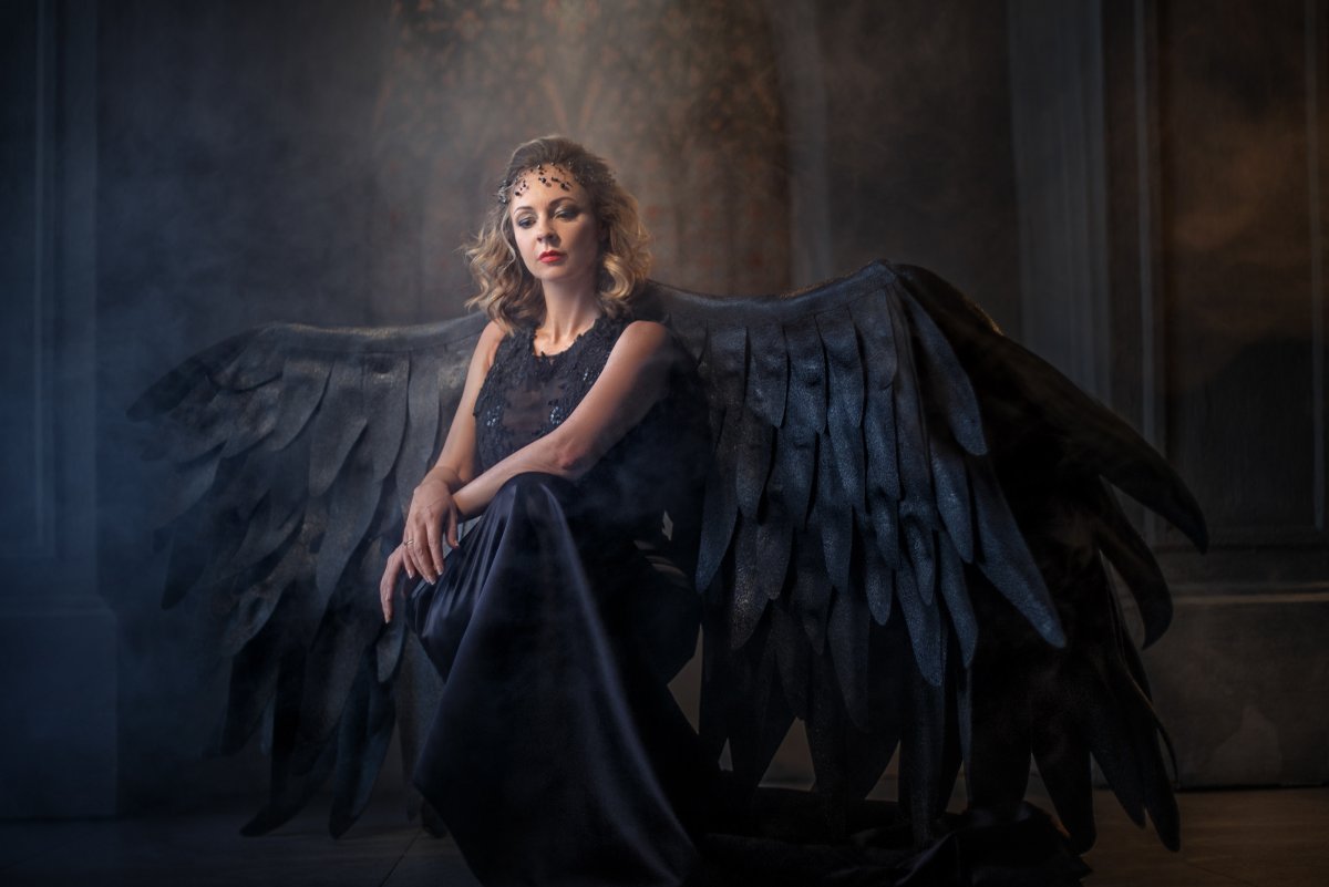 Фотосессия с черными крыльями