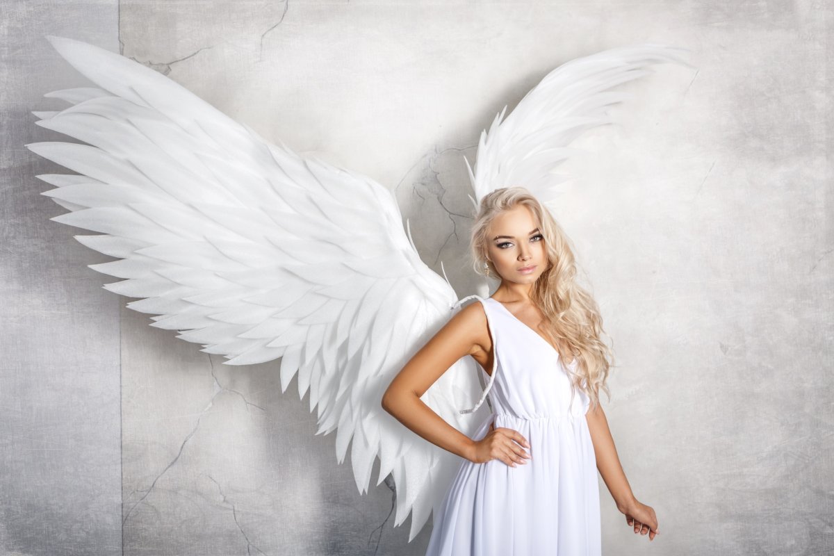 Блондинка с крыльями