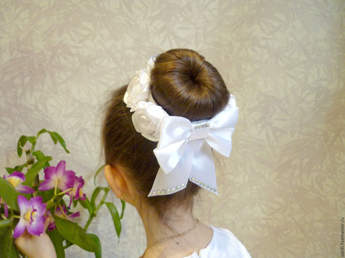 Прическа на 1 сентября для девочки гулька