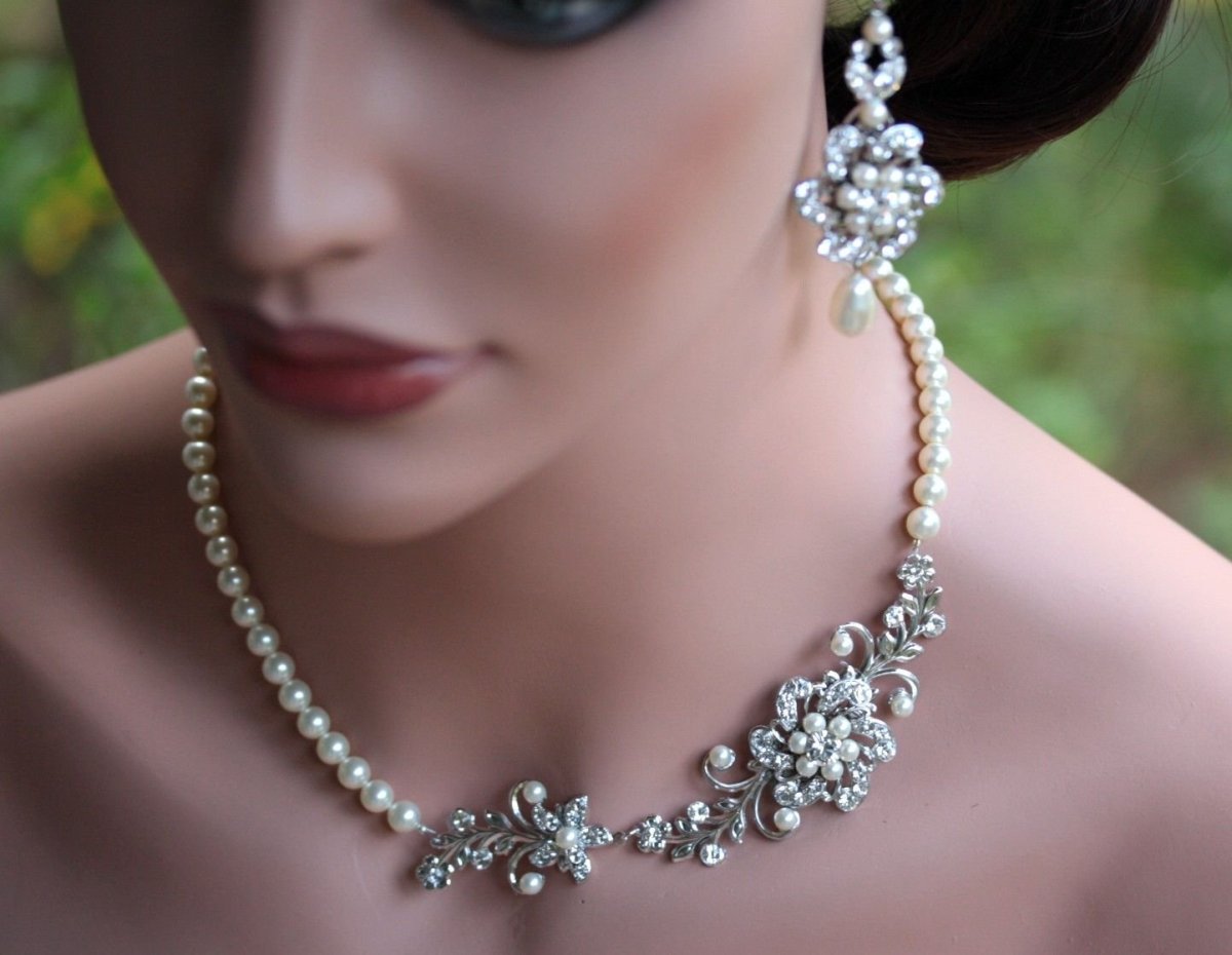 Нитка жемчуга на невесте