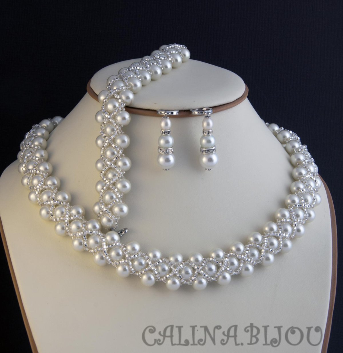 Колье из жемчужных бусин