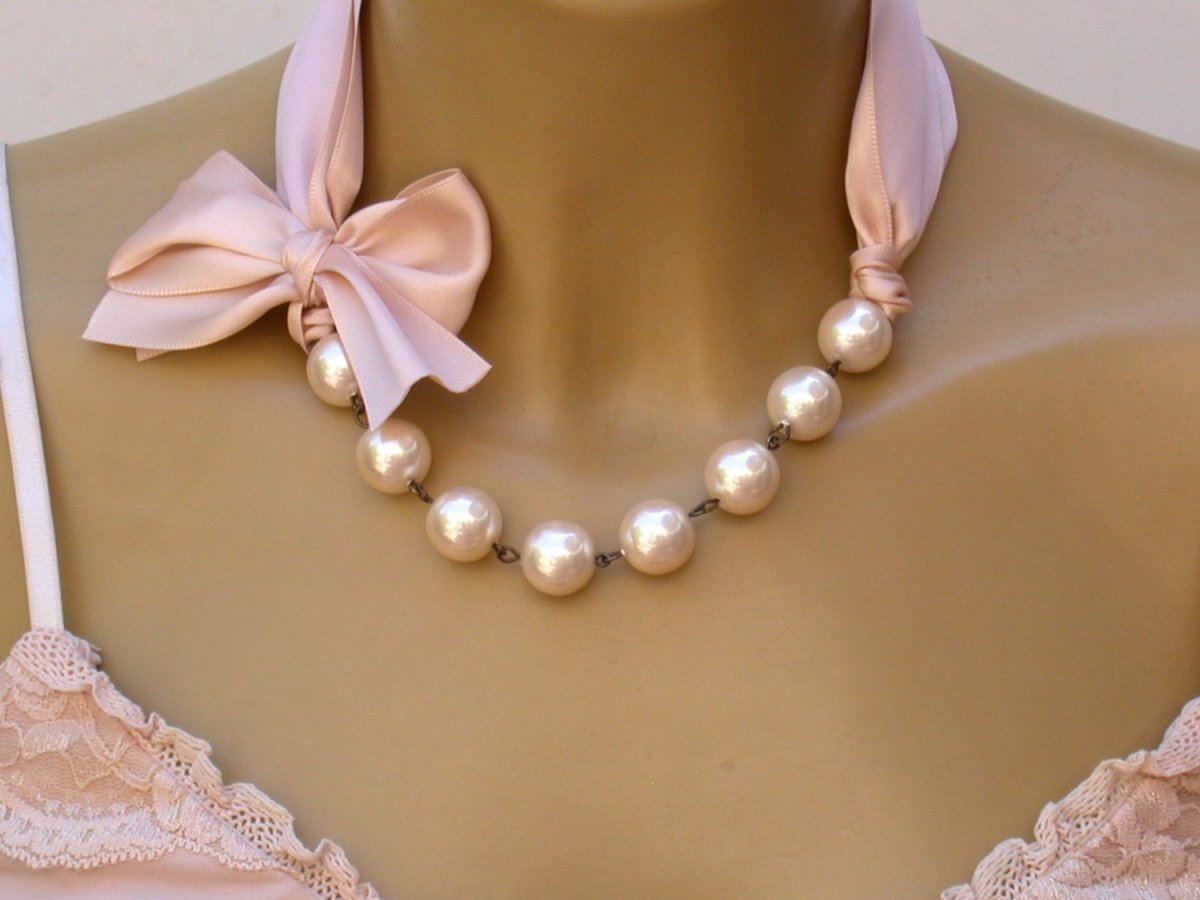 Жемчужное колье с бантом
