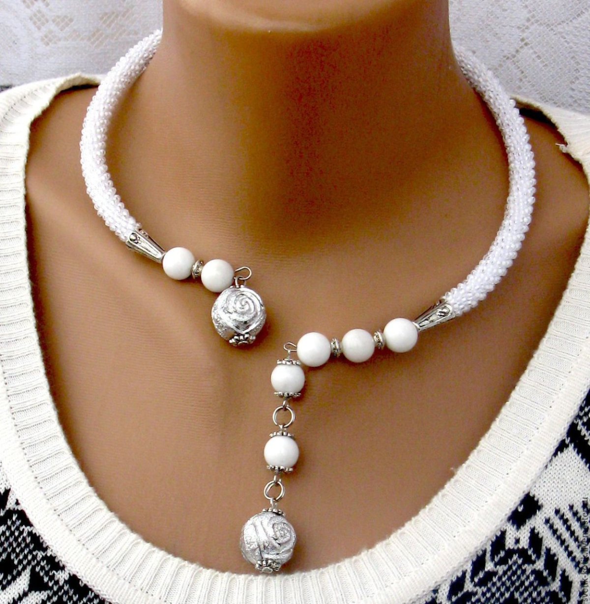 Колье из бусин