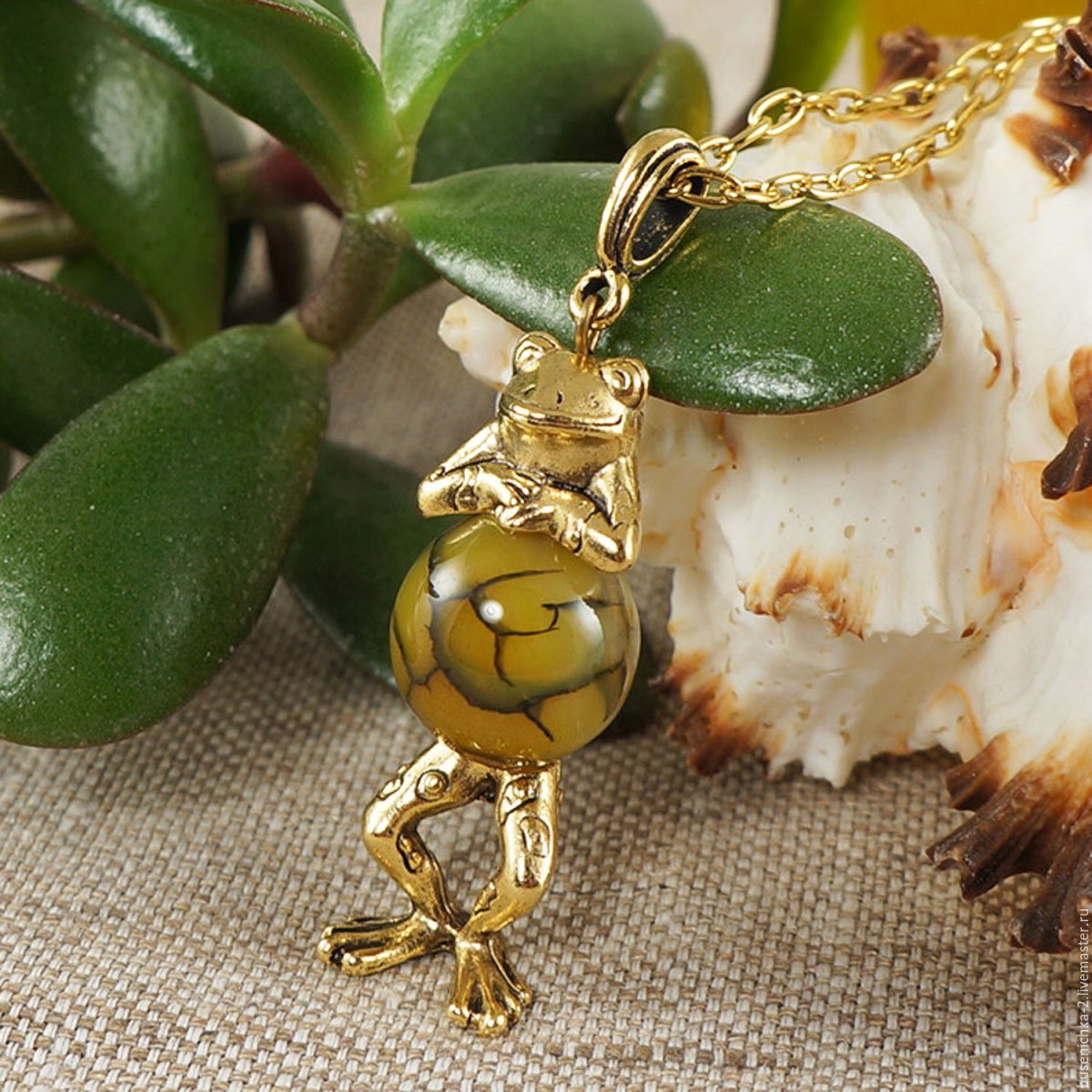 Кулон в виде лягушки