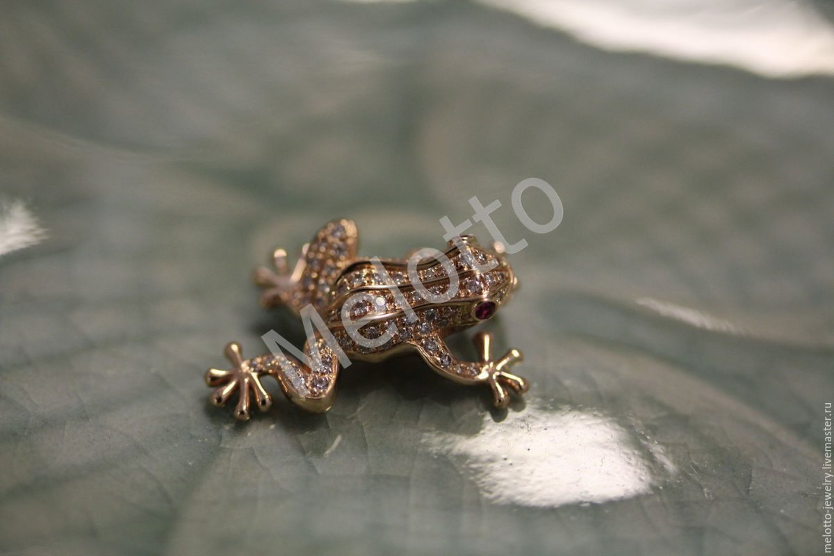 Золотая подвеска в виде лягушки