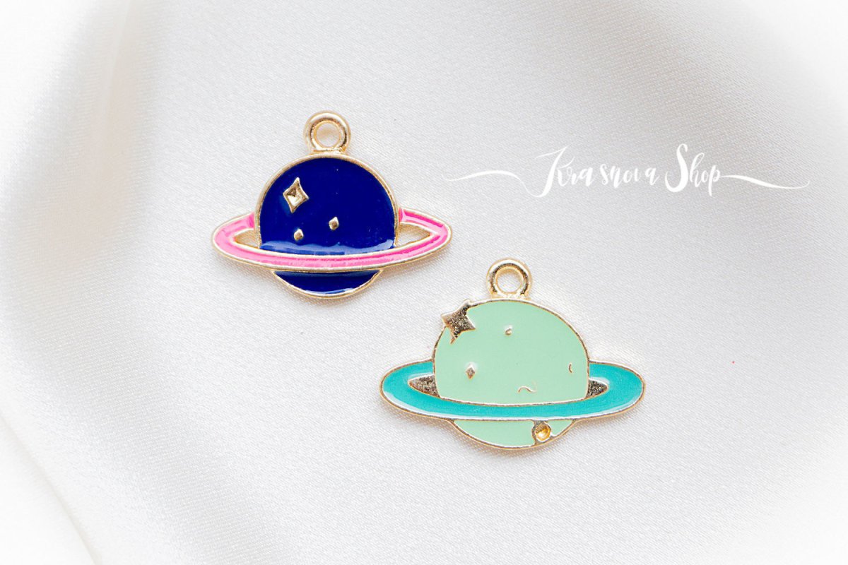 Кулон в виде планеты