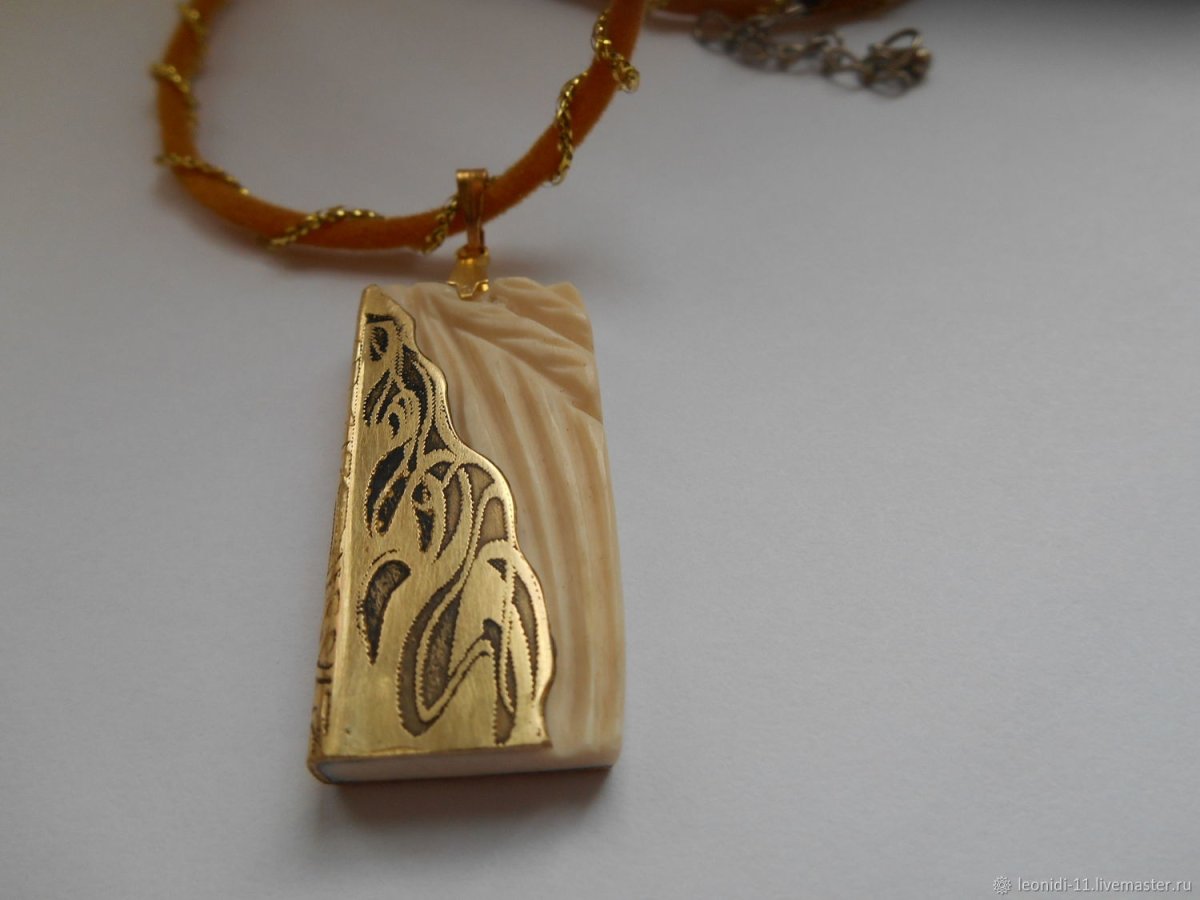 Резной кулон из кости