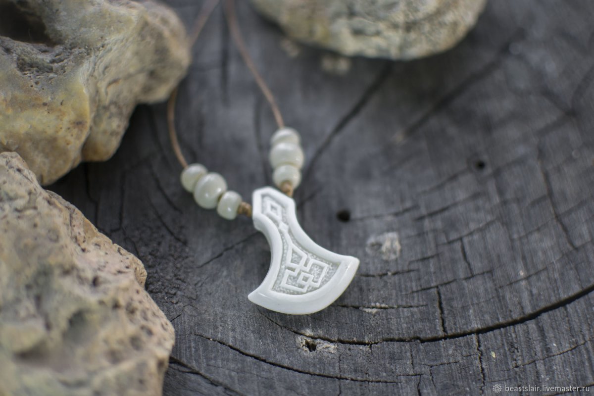 Кулон в виде зуба волка