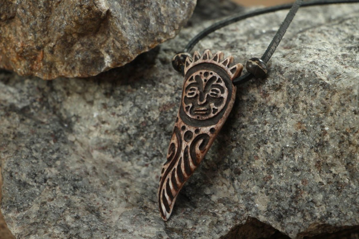 Мужские кулоны из кости