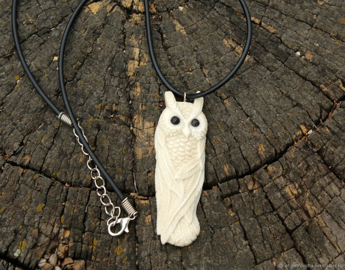 Топор кулон из кости