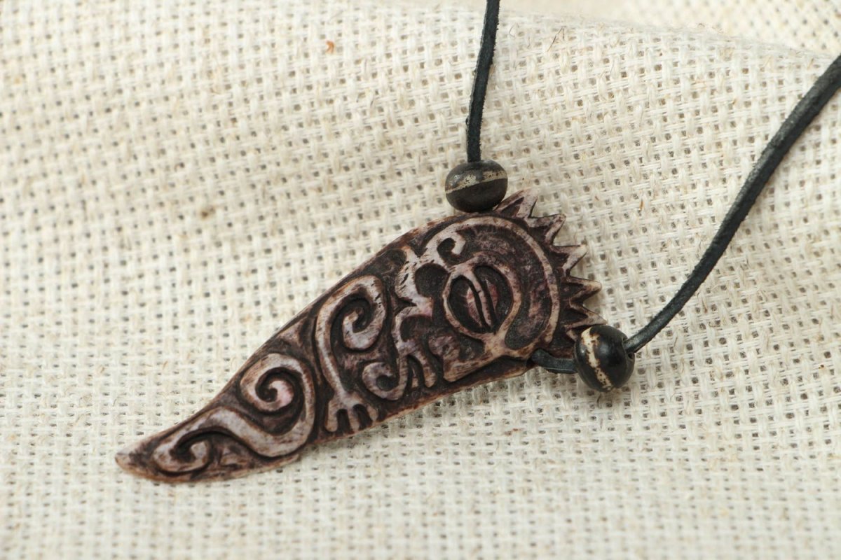 Кулон из рога