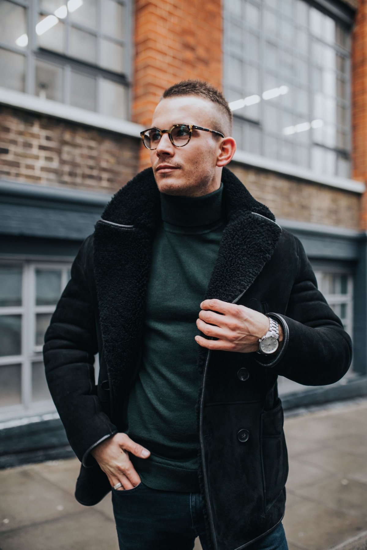 Парень в черной одежде