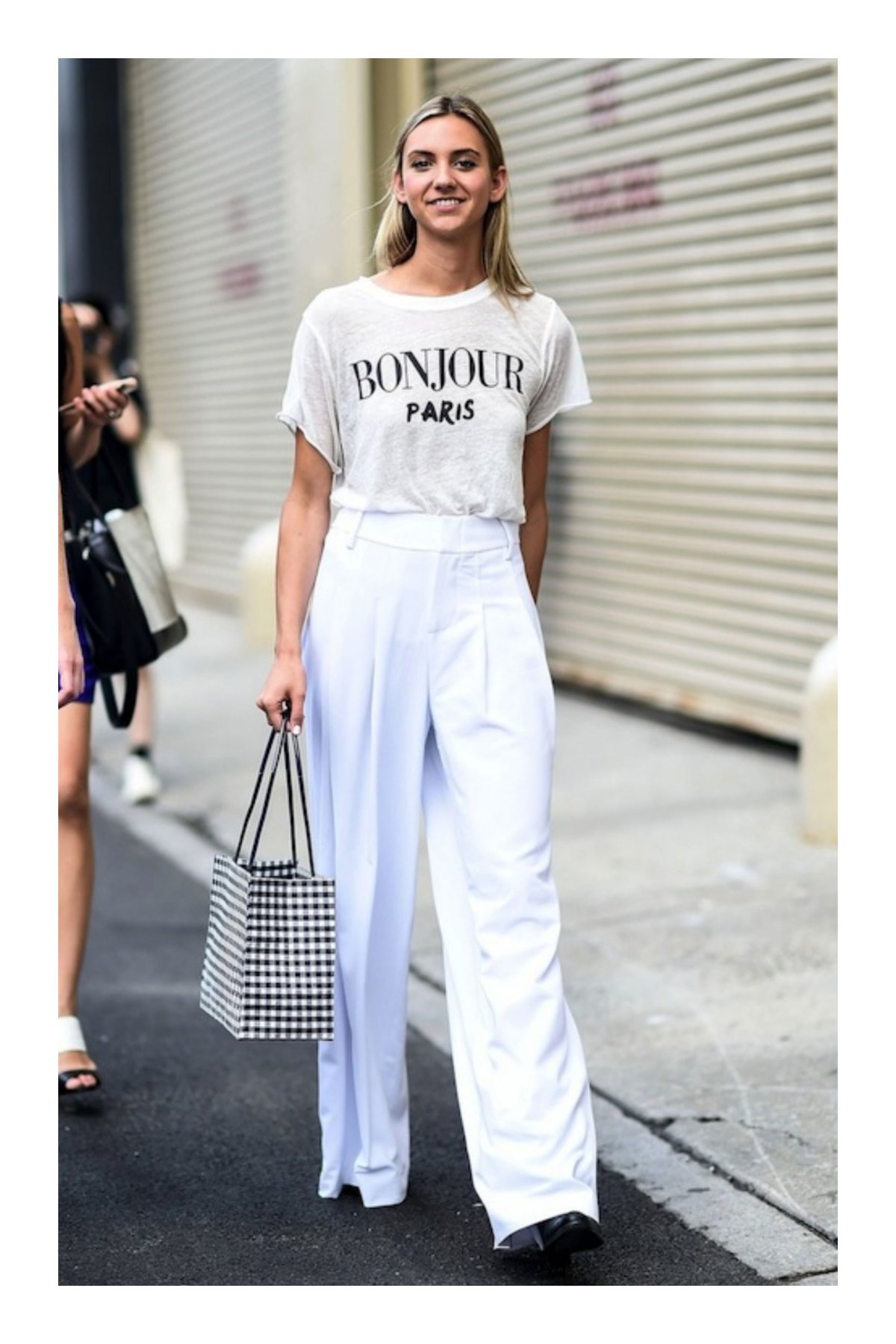 Черные брюки с белой футболкой