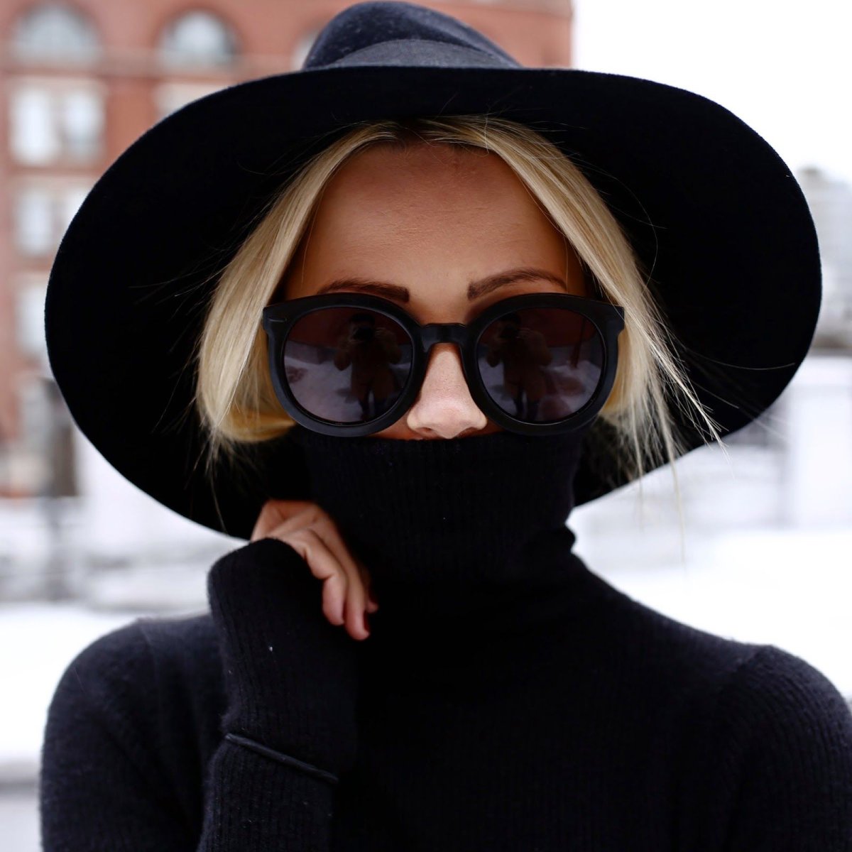 Блондинка в очках и шляпе