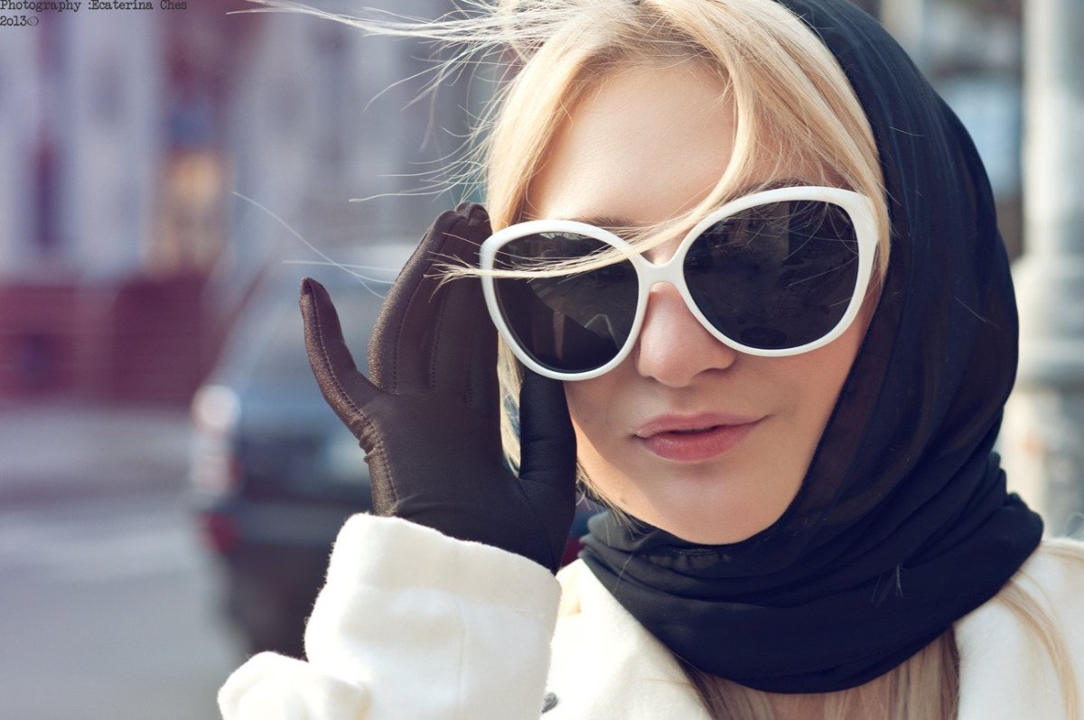 Девушка в черном платке и очках