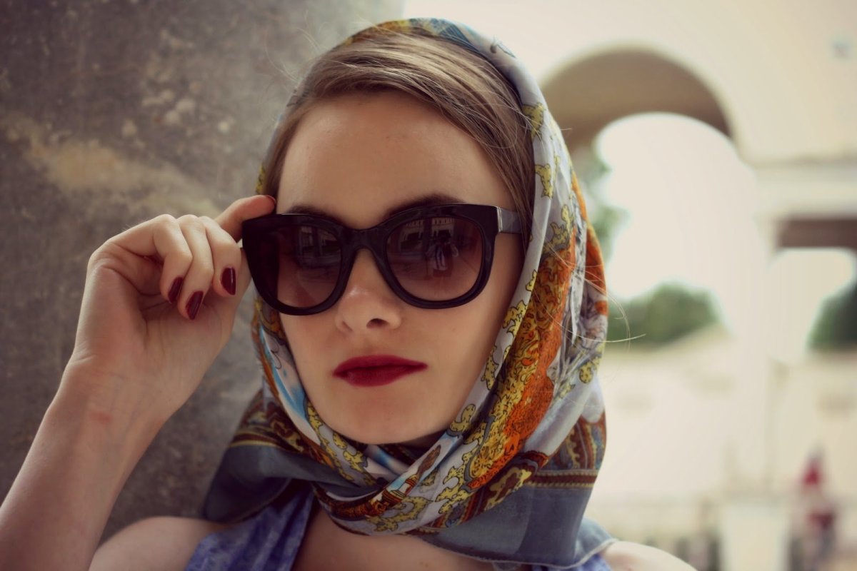Девушка в платке и очках