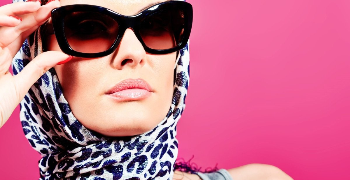 Софи Лорен в платке и очках