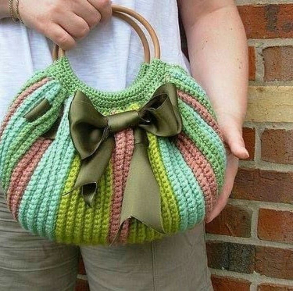 Сумка из трикотажной пряжи с кожаным дном