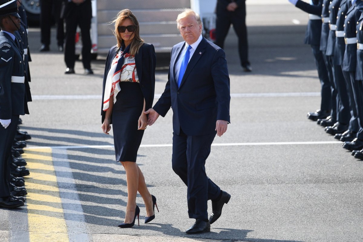 Мелания Трамп в черном костюме