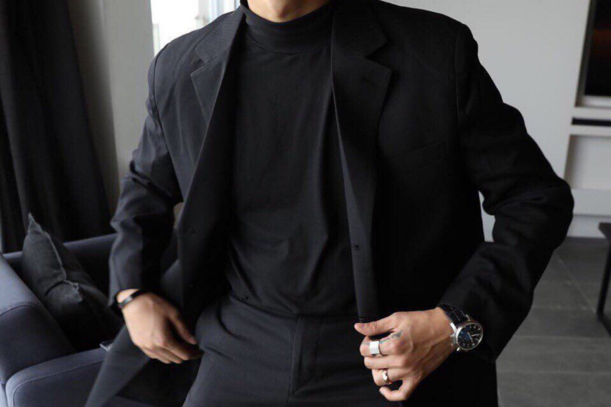 Парень в черном костюме Эстетика