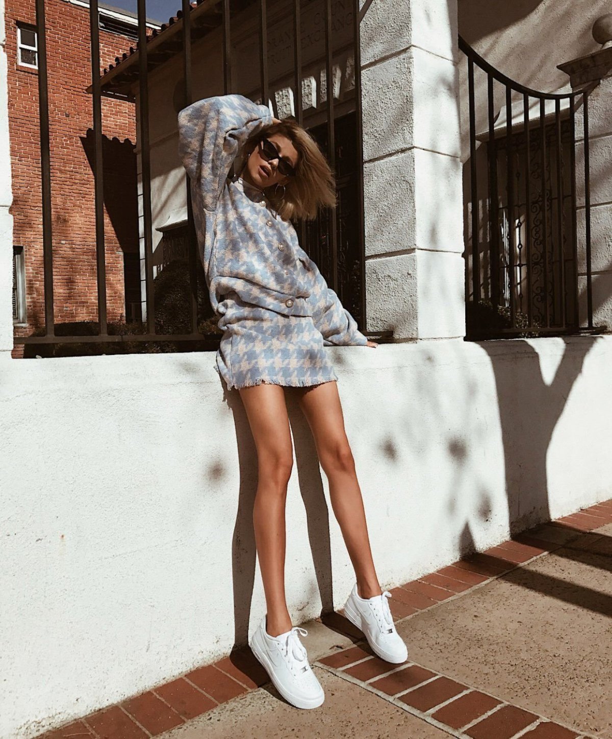 Девушка в белых кроссовках