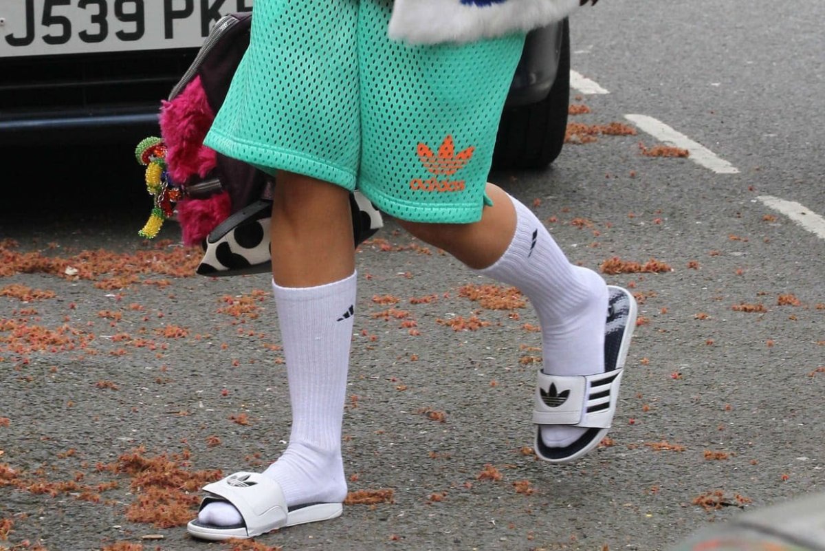 Сланцы с носками мода