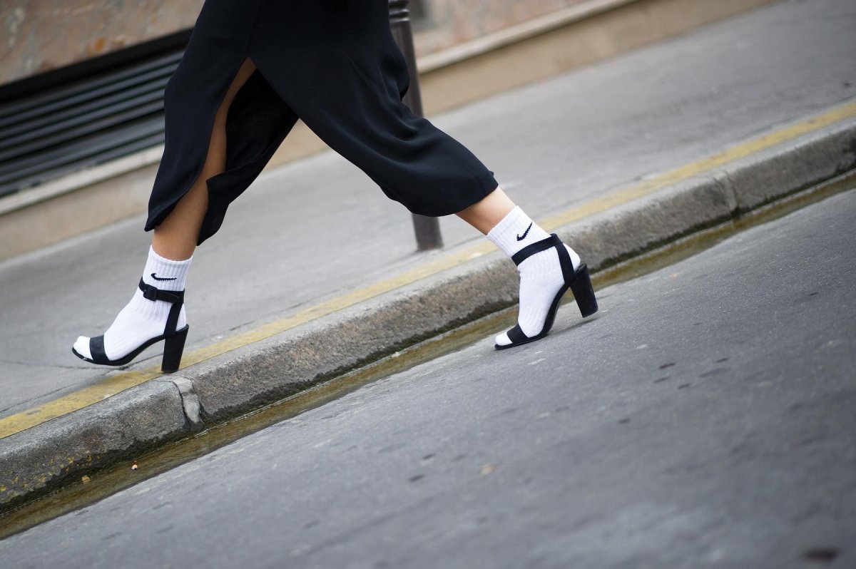 Белые носки и шлепки