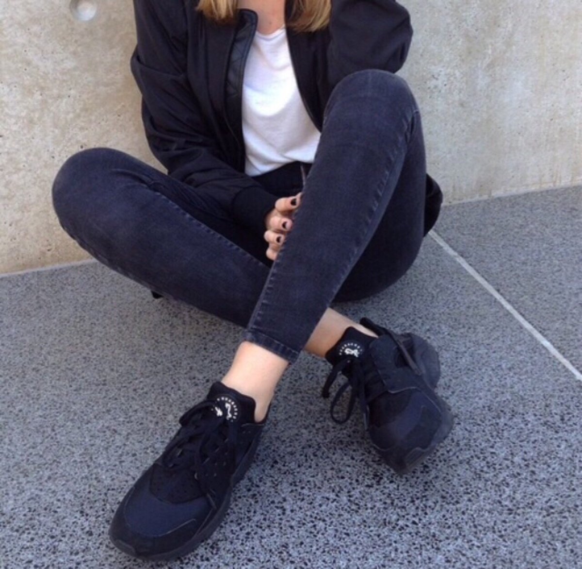 Девушка в чёрных джинсах и кроссовках