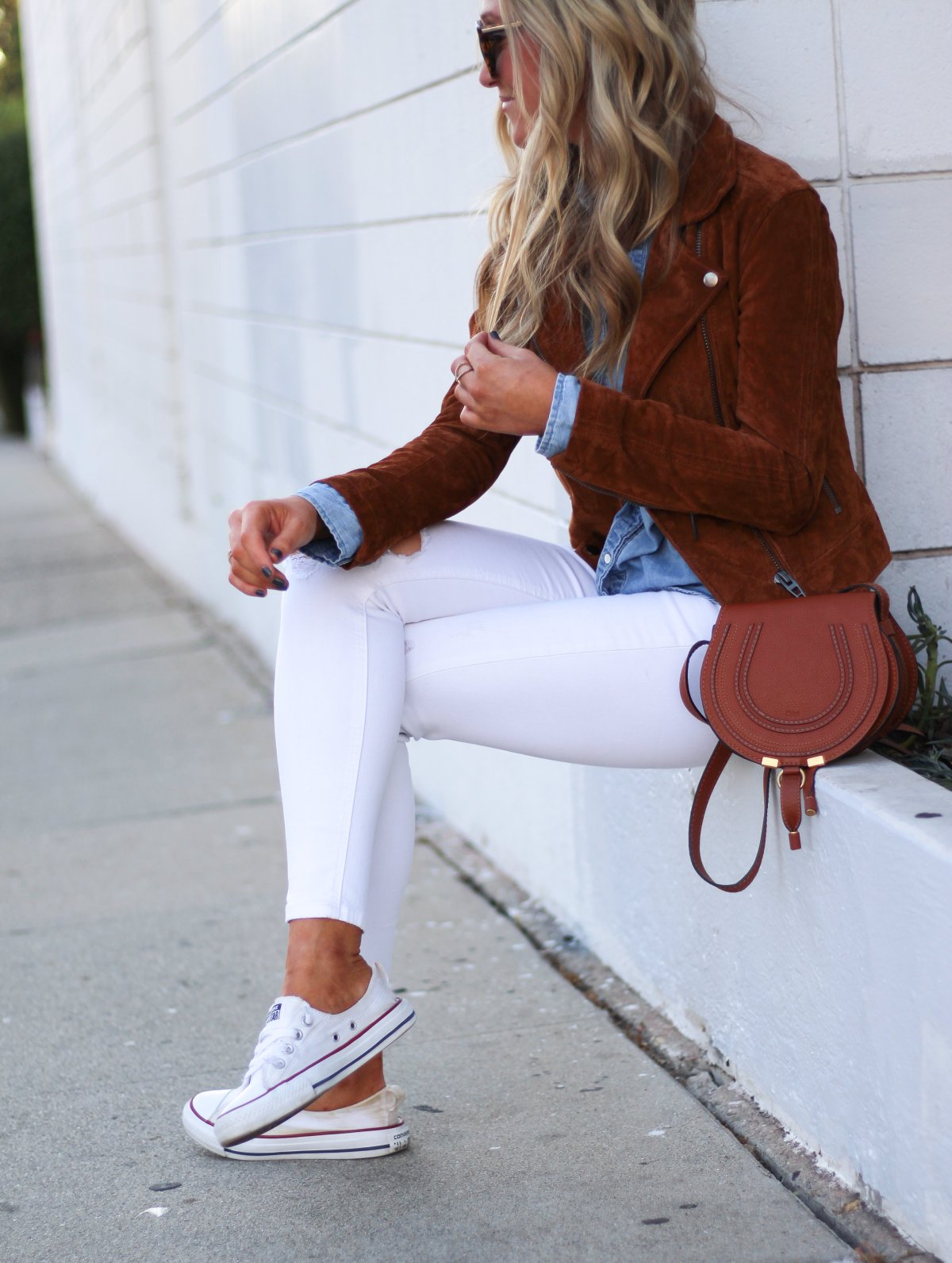 С белыми джинсами